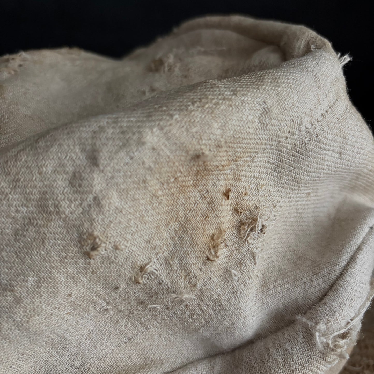 Rustic linen damage stitch turn cap
