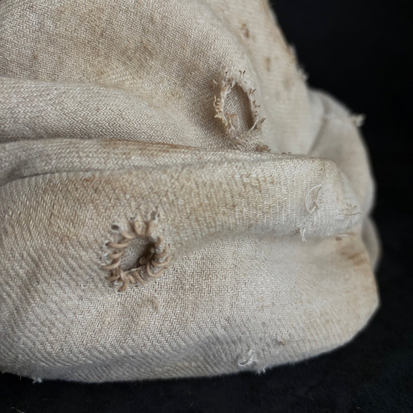 Rustic linen damage stitch turn cap