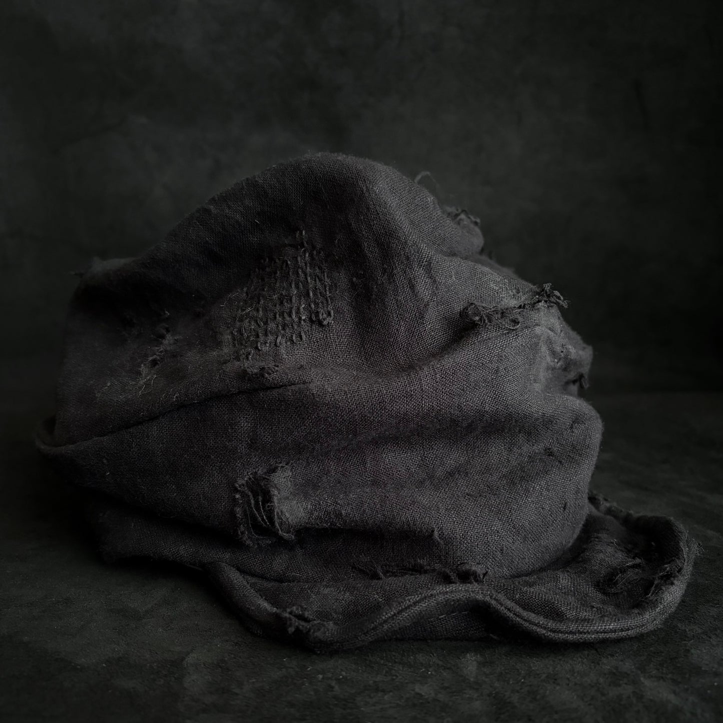Black linen damage stitch turn cap