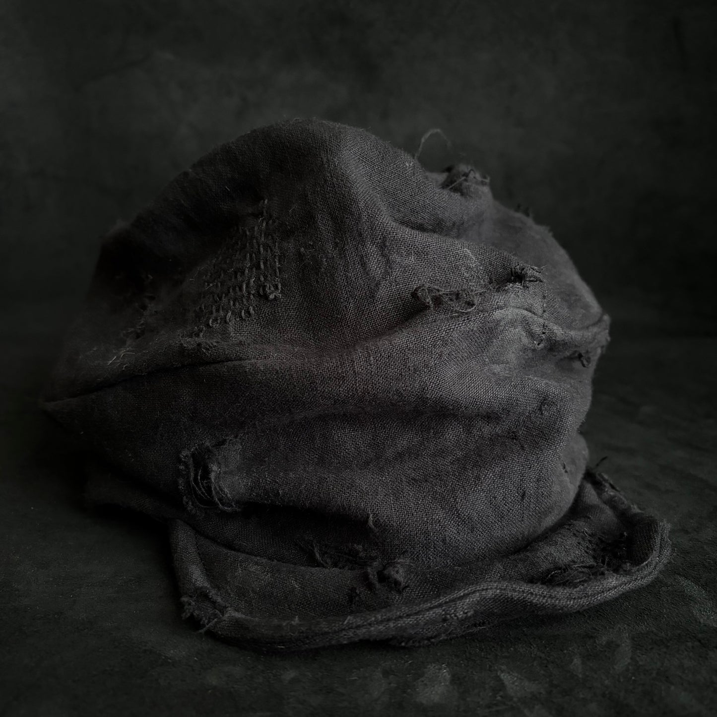 Black linen damage stitch turn cap