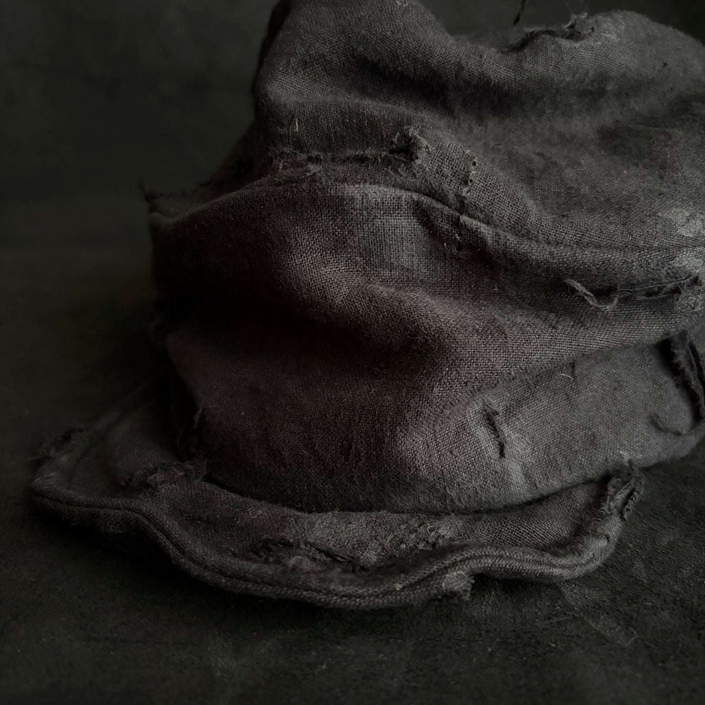 Black linen damage stitch turn cap