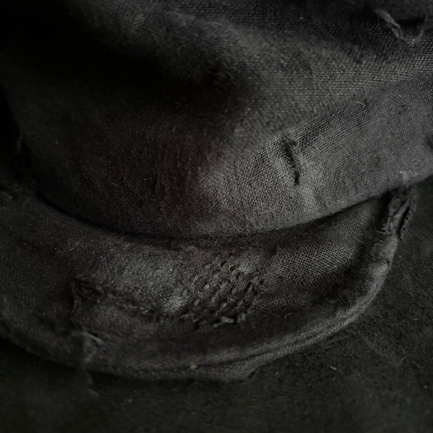 Black linen damage stitch turn cap