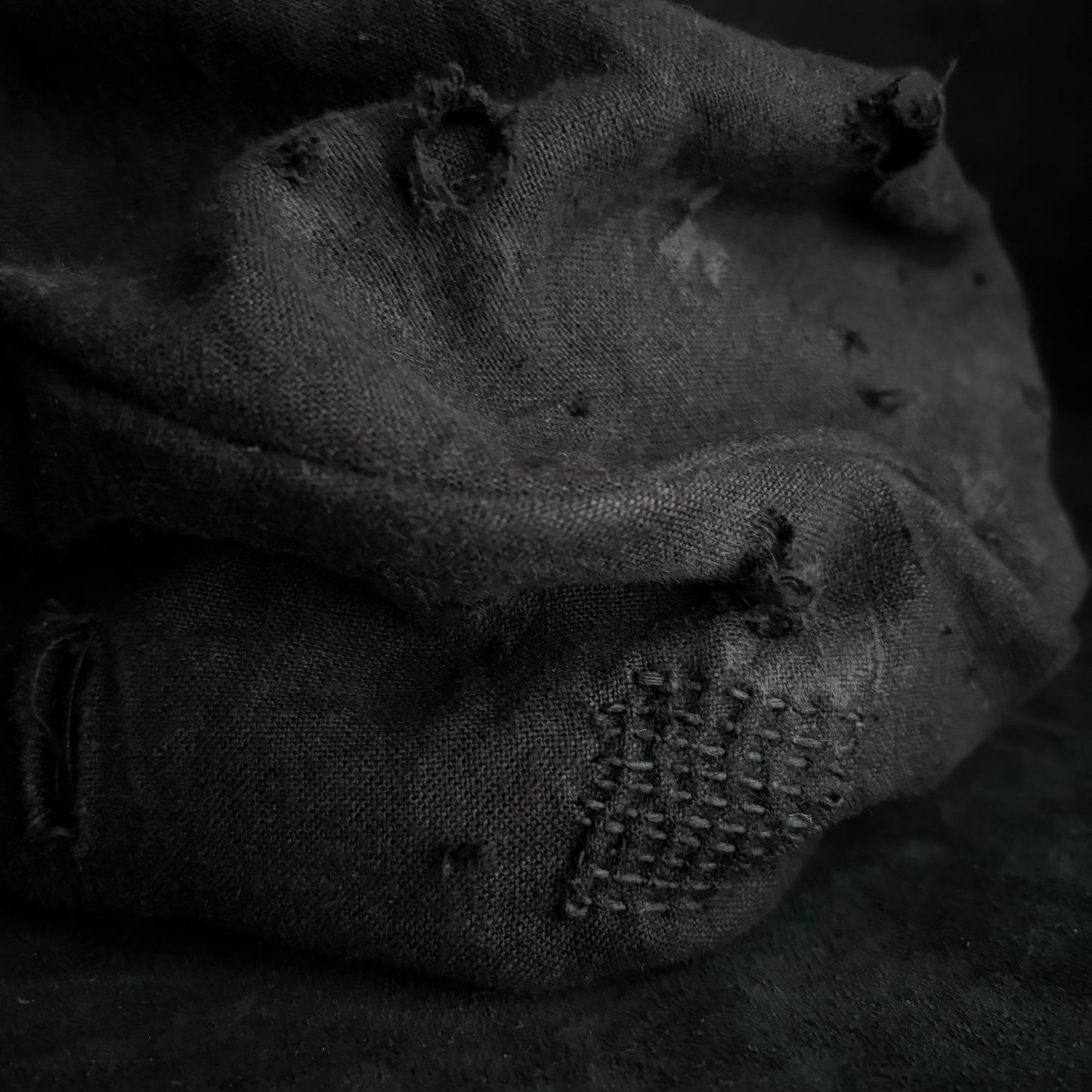 Black linen damage stitch turn cap