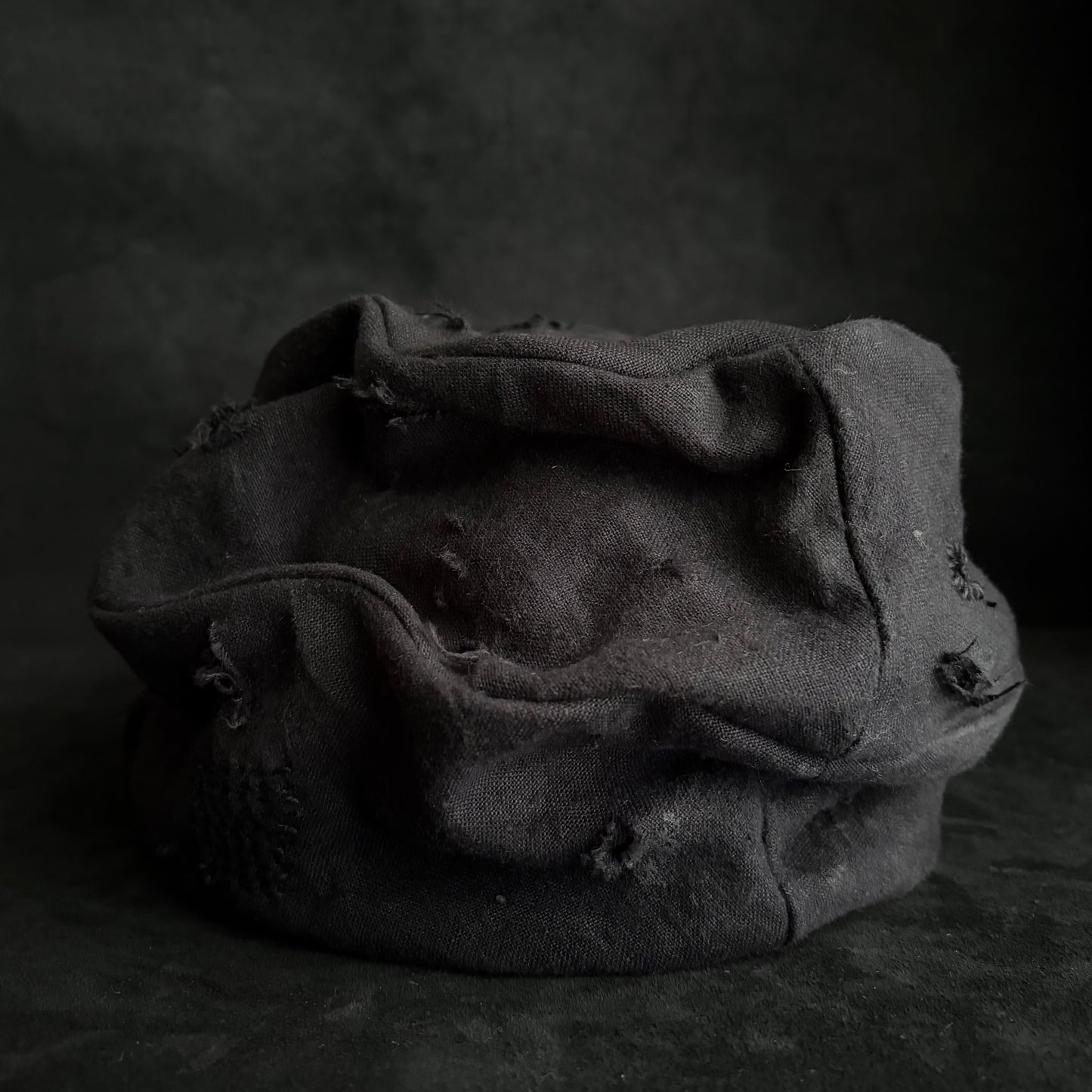 Black linen damage stitch turn cap