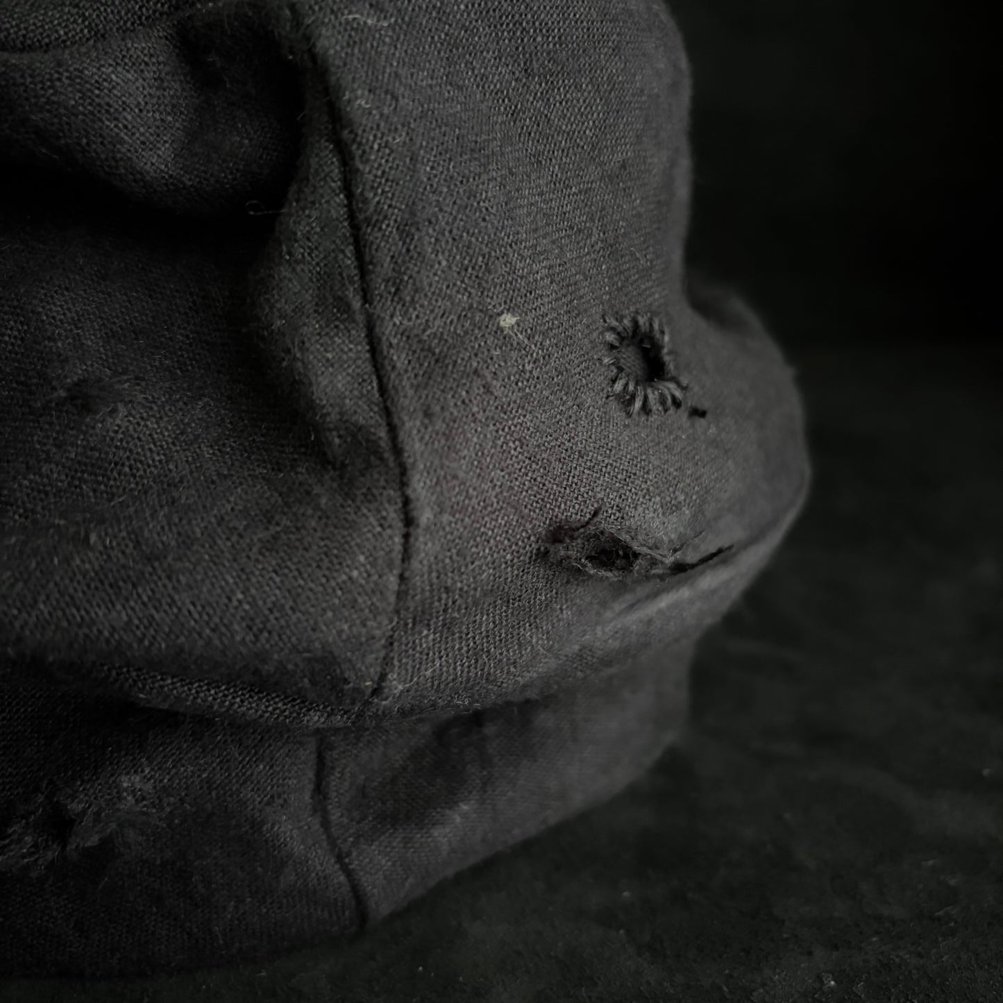 Black linen damage stitch turn cap