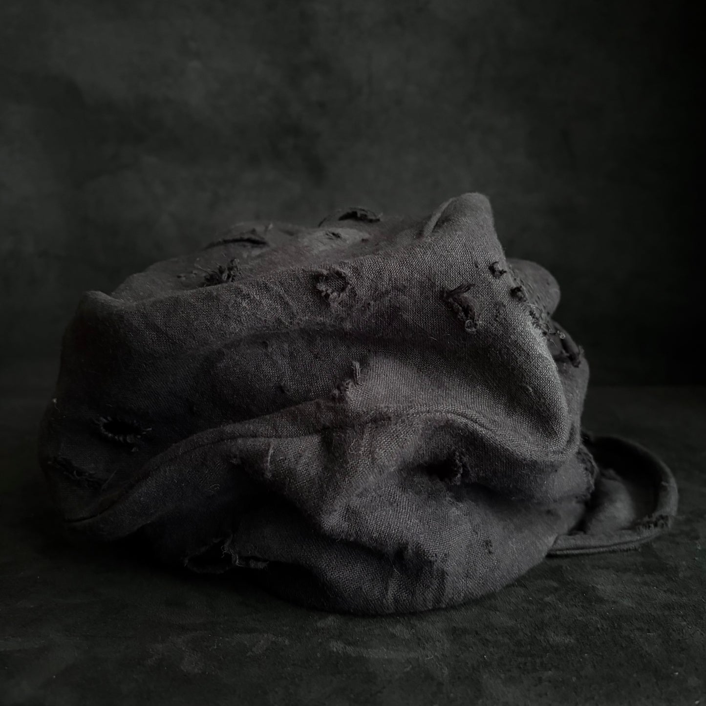 Black linen damage stitch turn cap