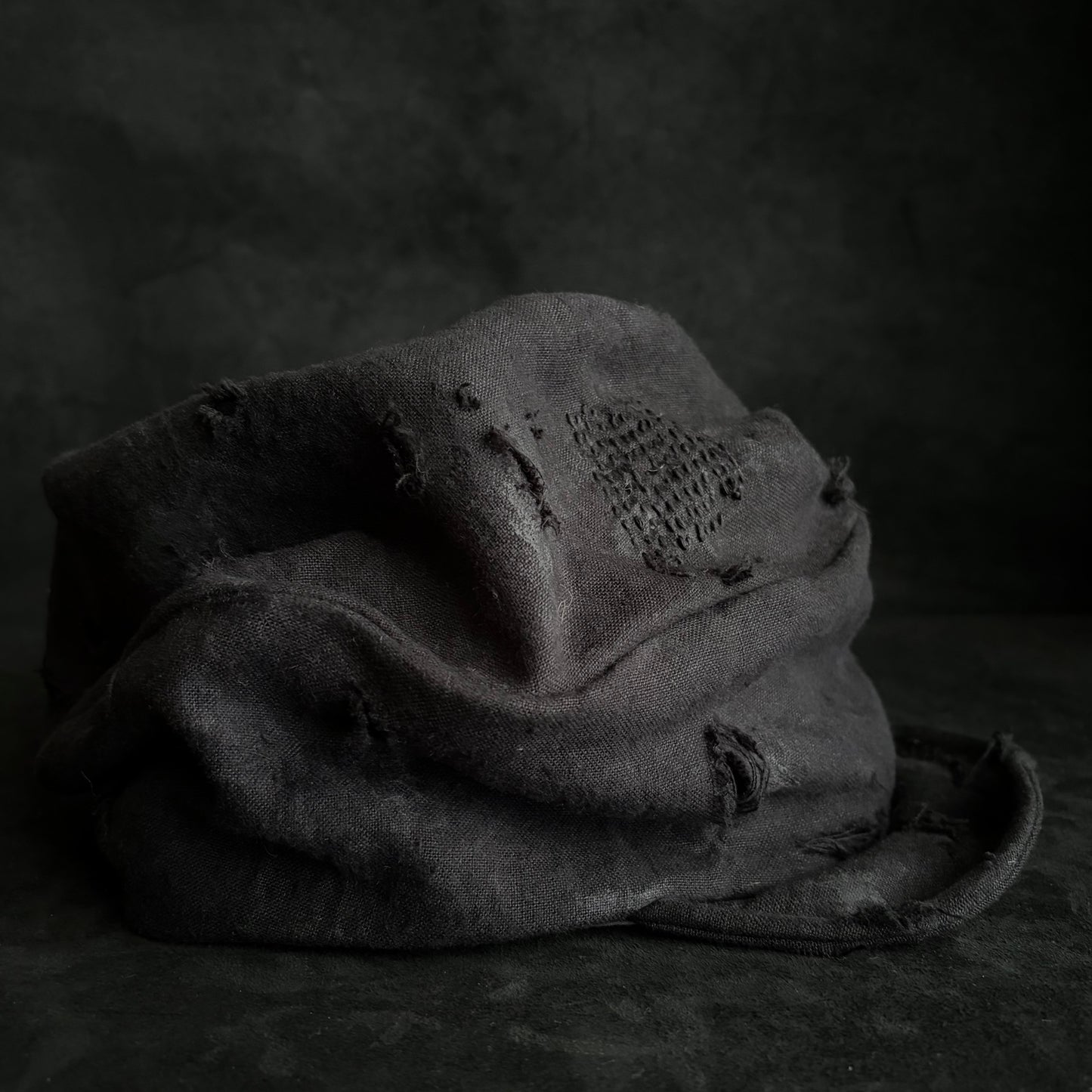 Black linen damage stitch turn cap