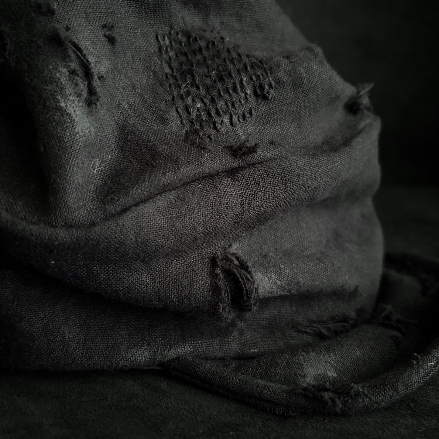 Black linen damage stitch turn cap