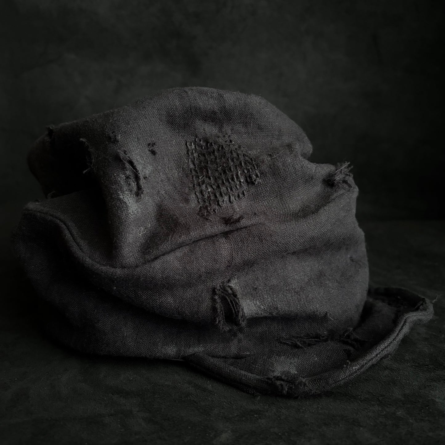 Black linen damage stitch turn cap