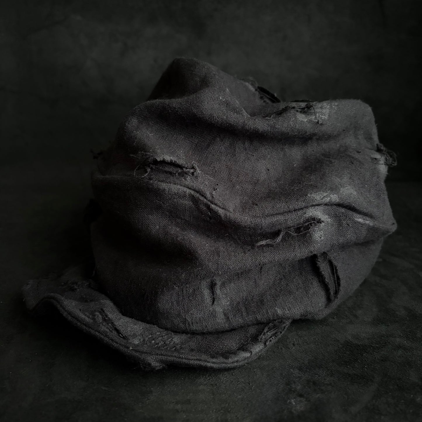 Black linen damage stitch turn cap