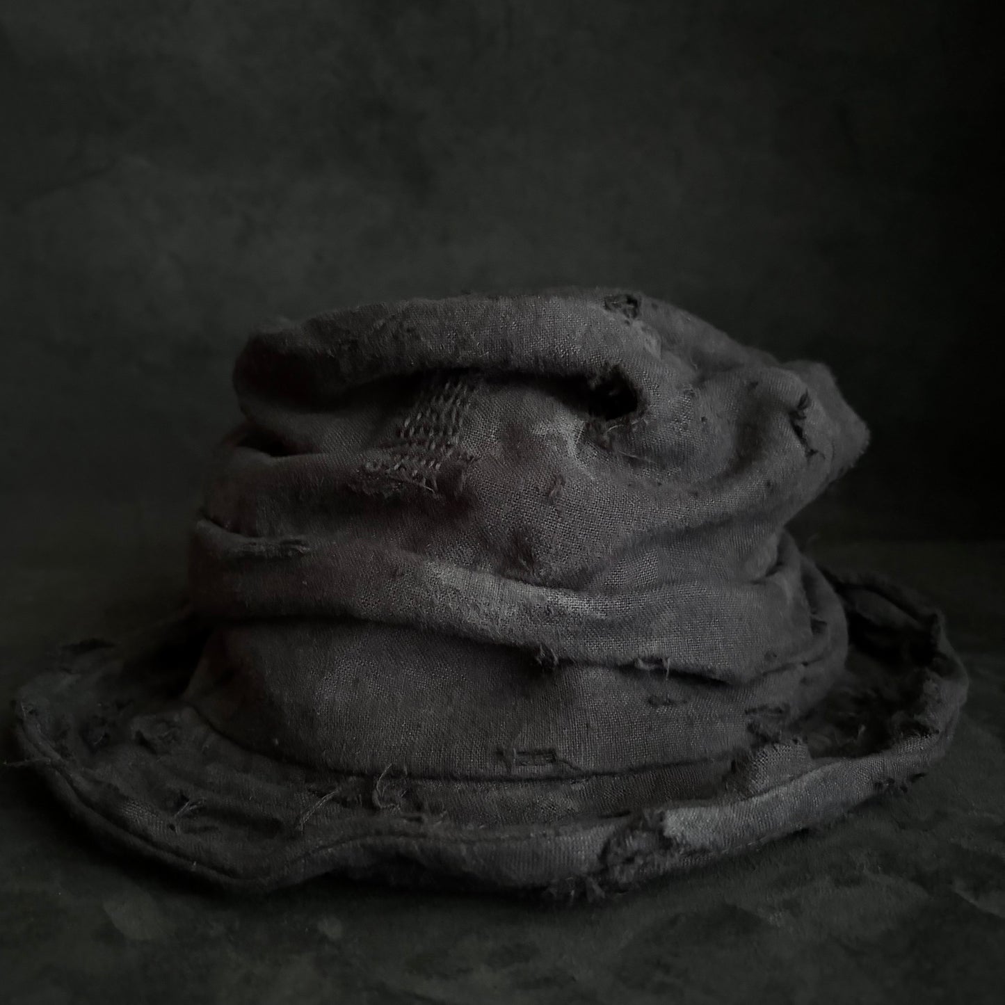 Black linen damage turn bucket hat