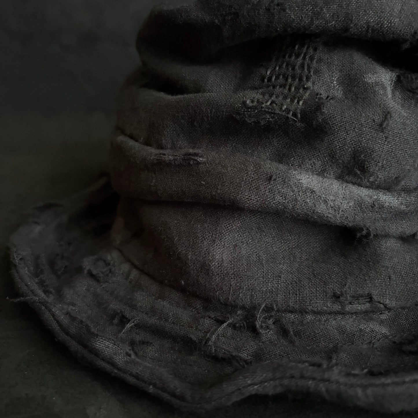 Black linen damage turn bucket hat