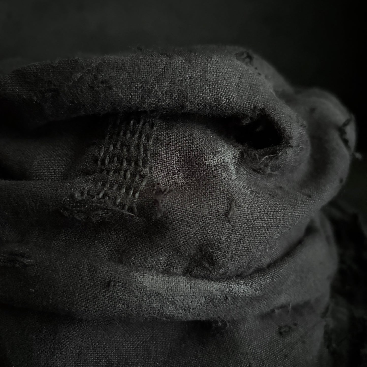 Black linen damage turn bucket hat