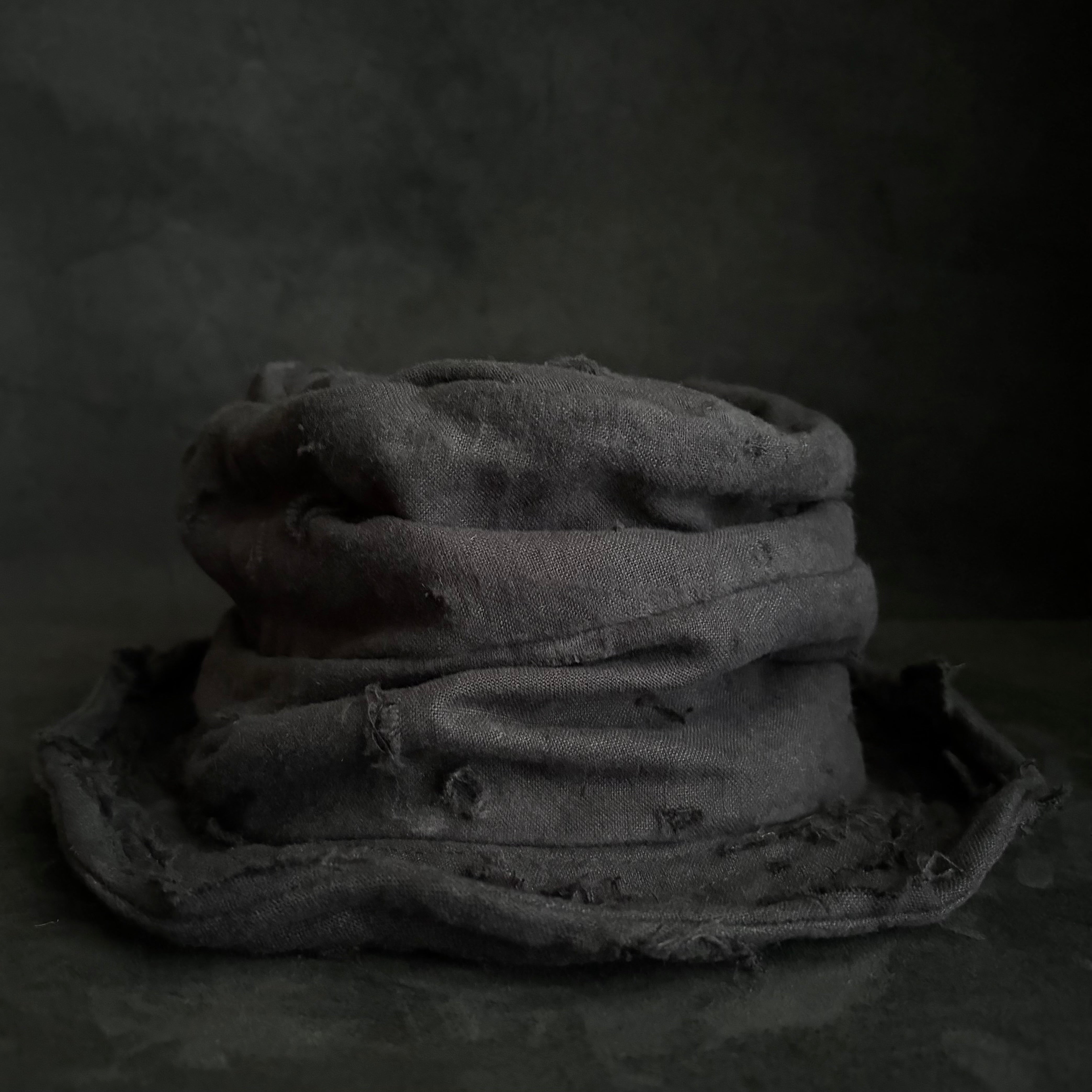 Black linen damage turn bucket hat – triangles hat