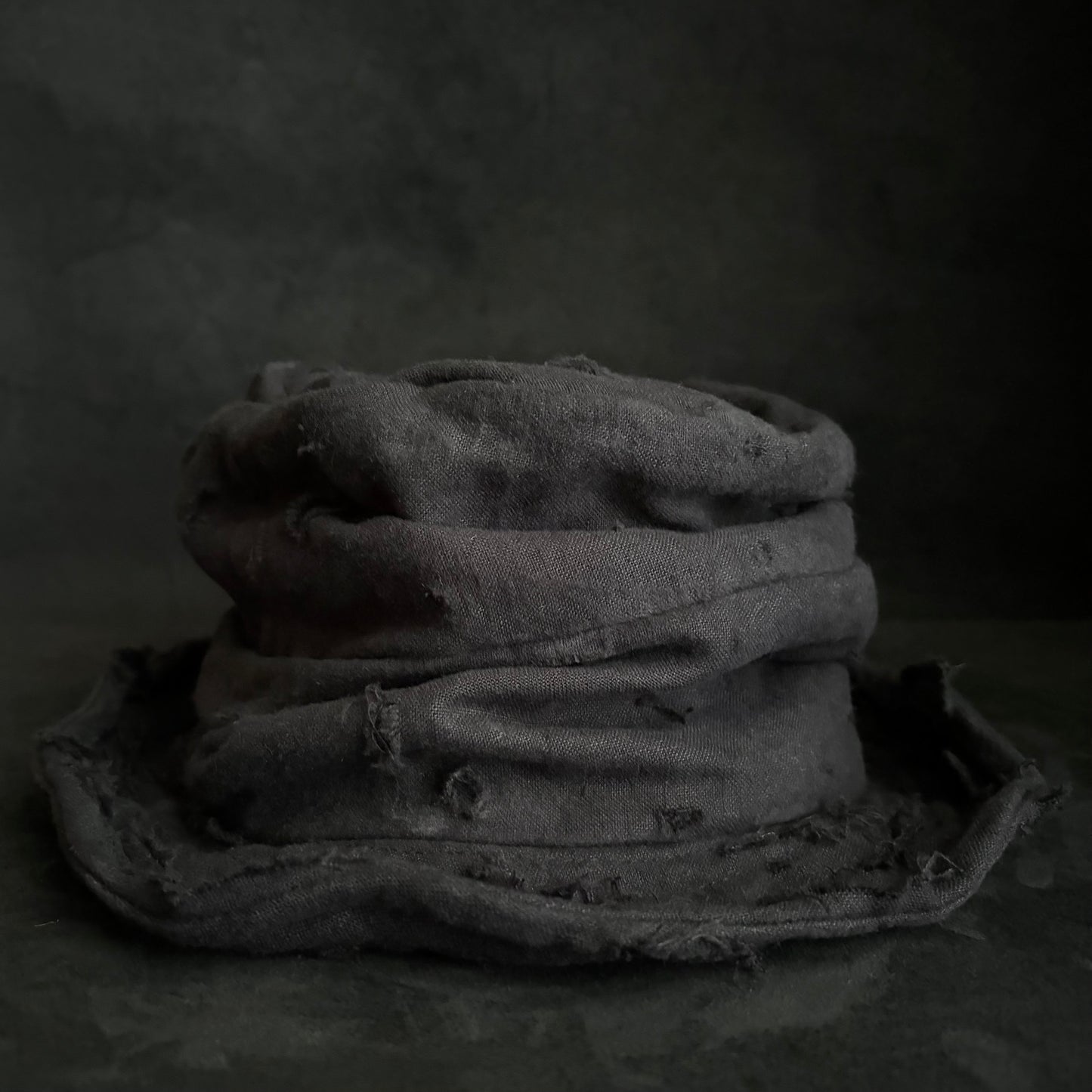 Black linen damage turn bucket hat
