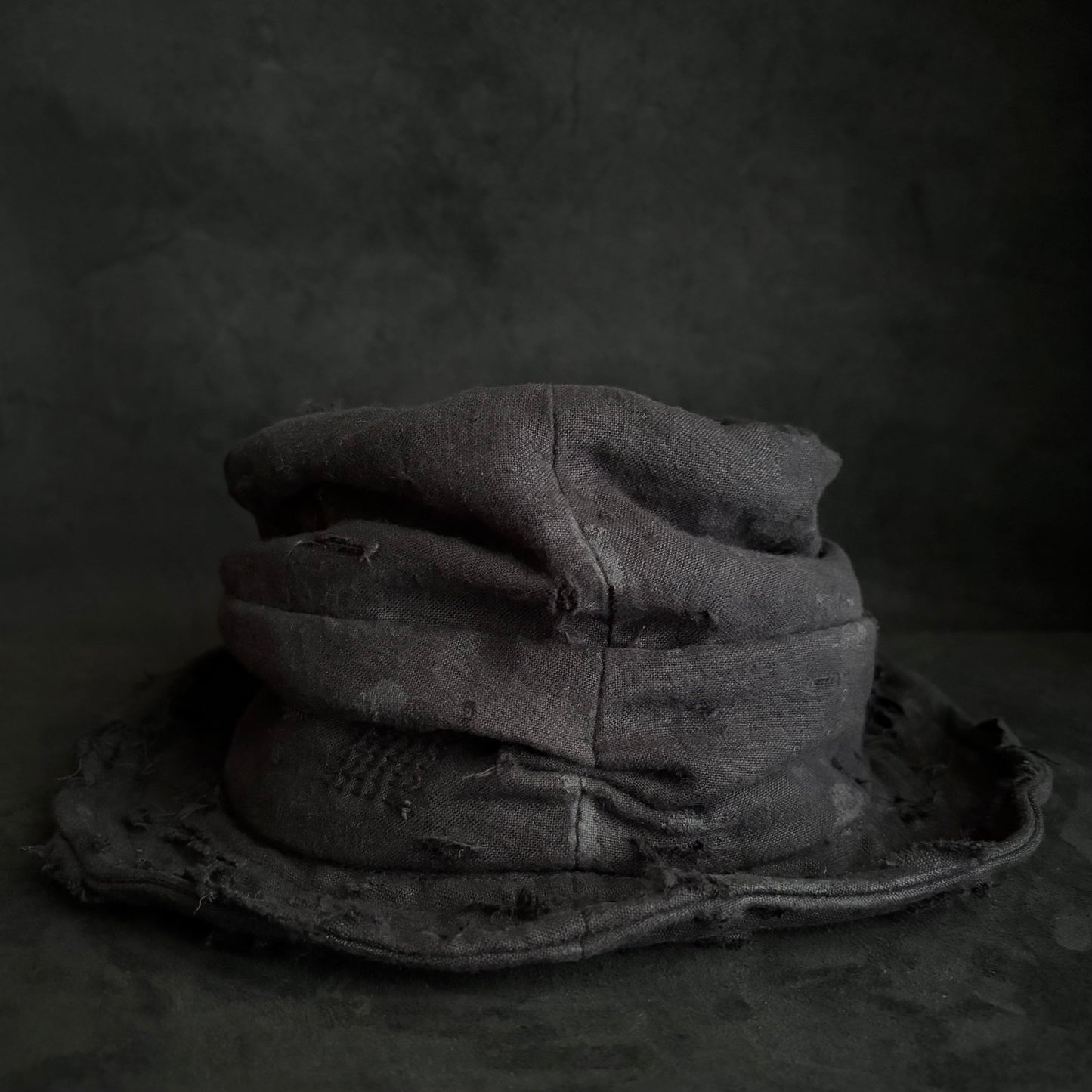 Black linen damage turn bucket hat