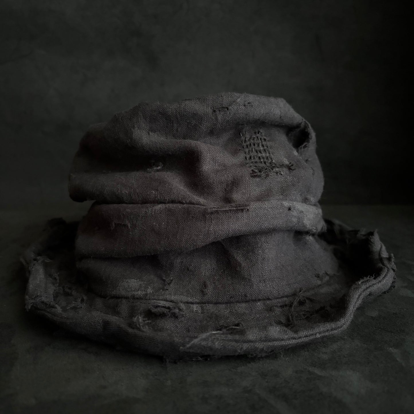 Black linen damage turn bucket hat