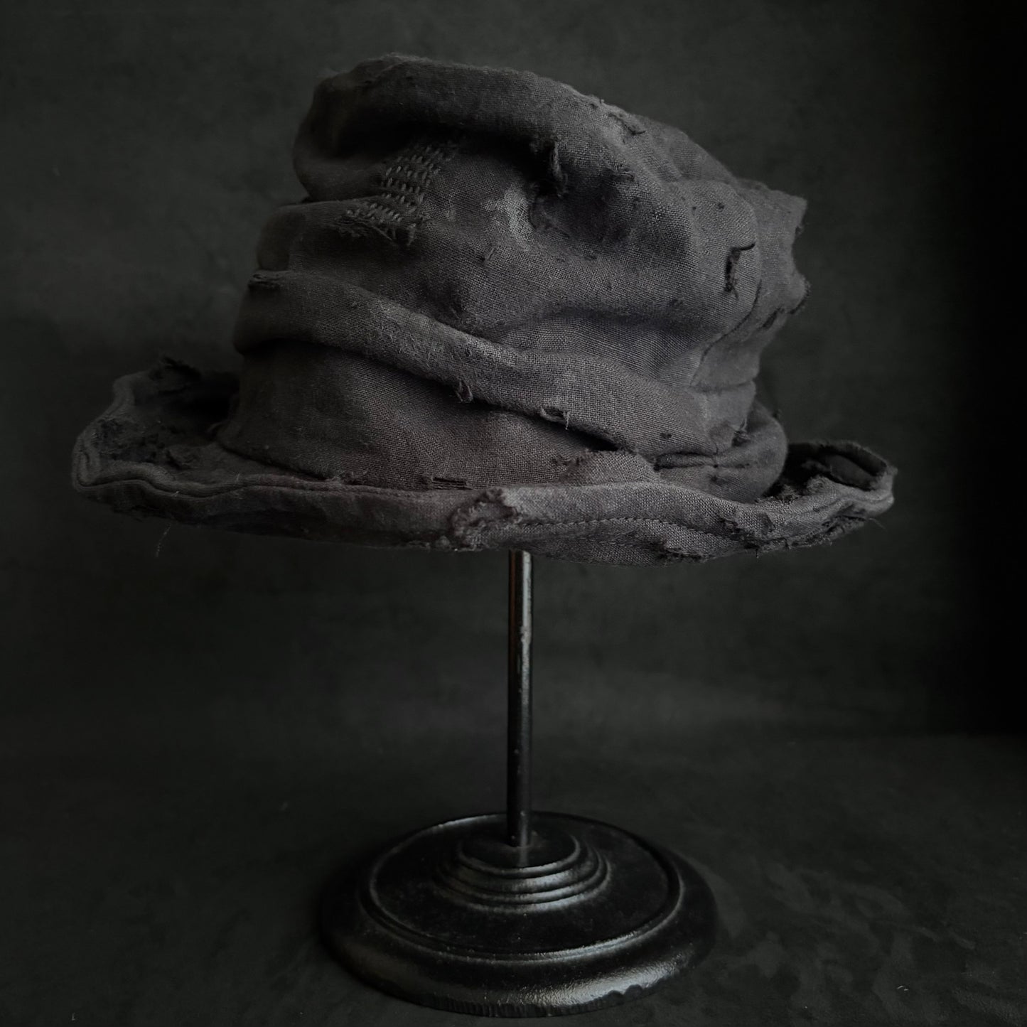 Black linen damage turn bucket hat