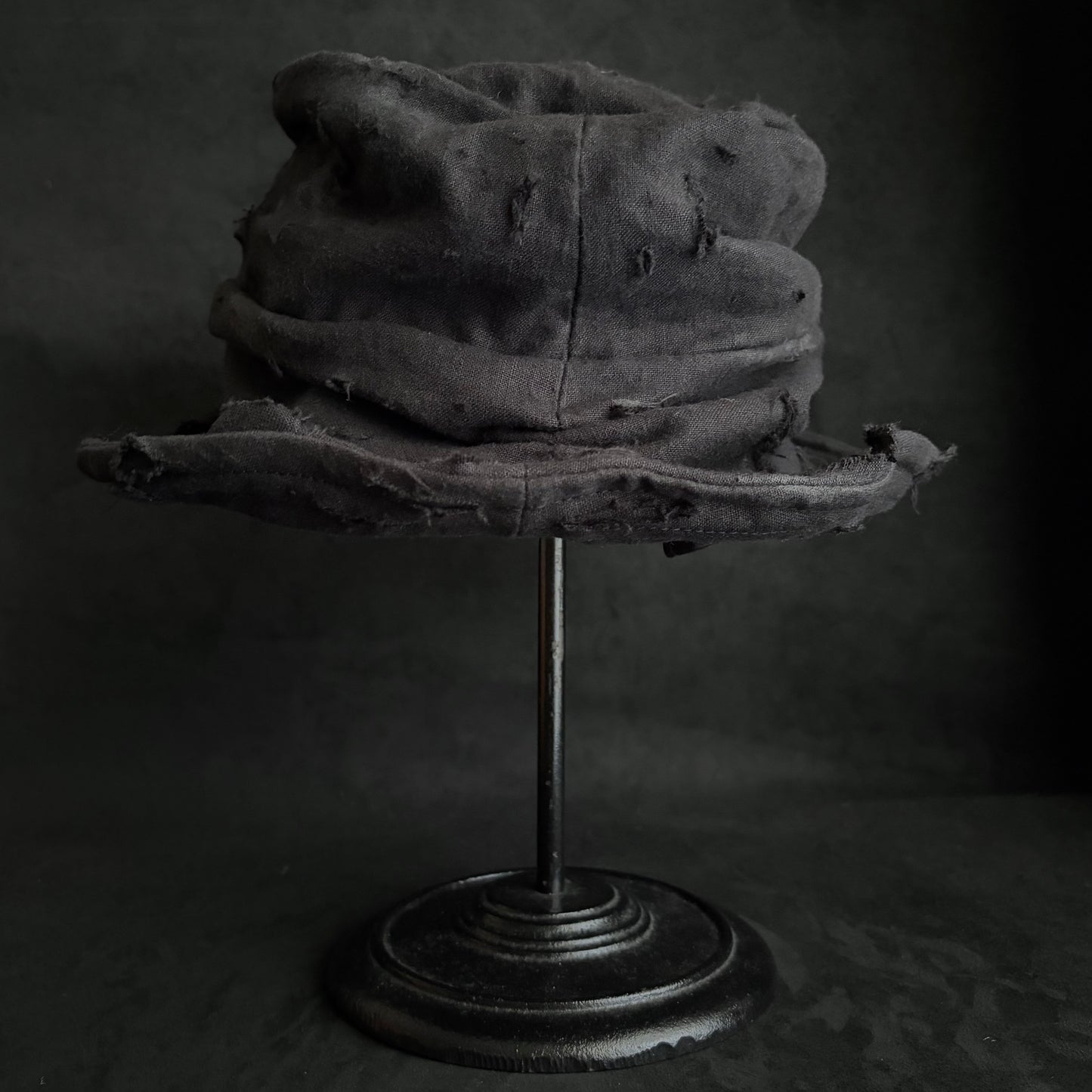 Black linen damage turn bucket hat