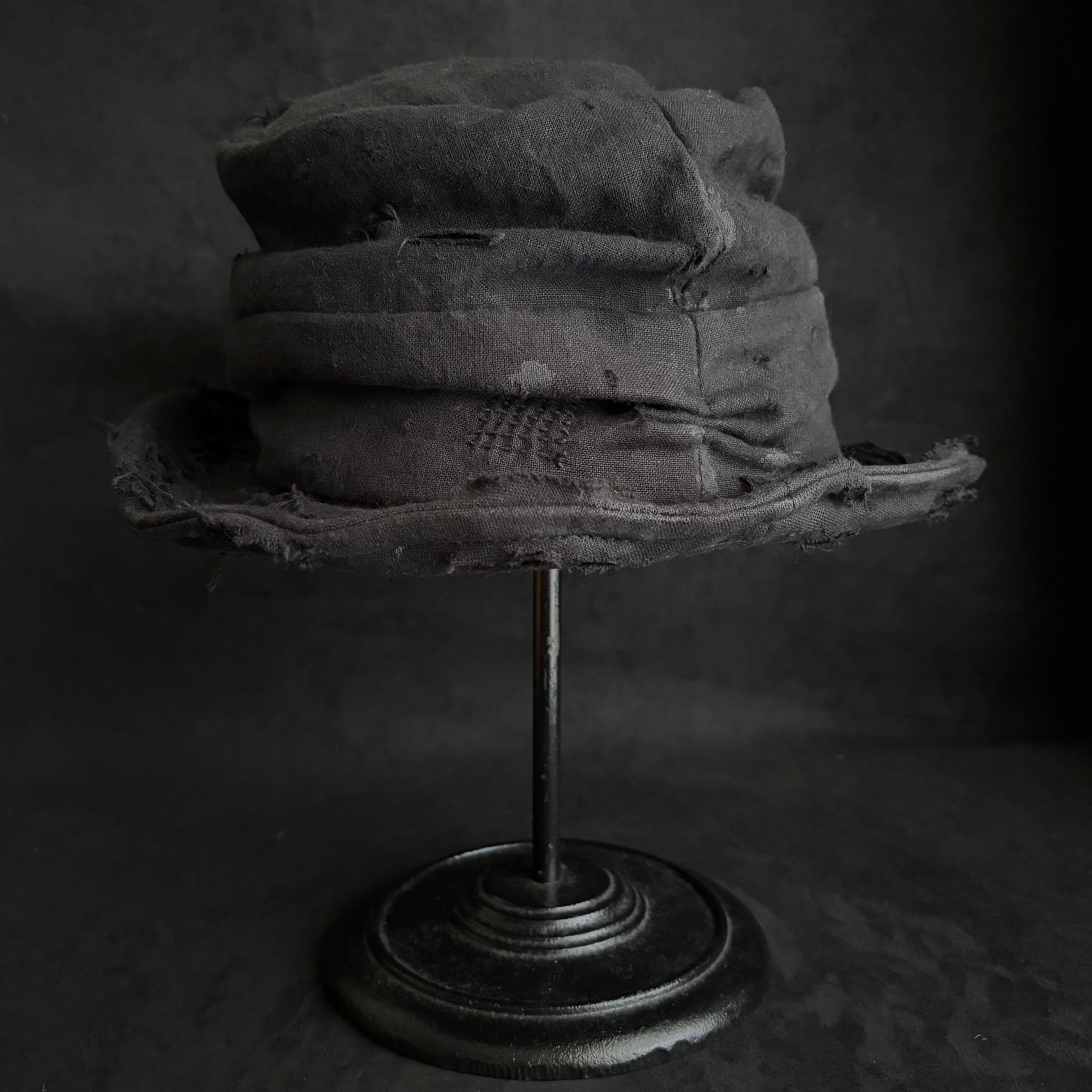 Black linen damage turn bucket hat – triangles hat