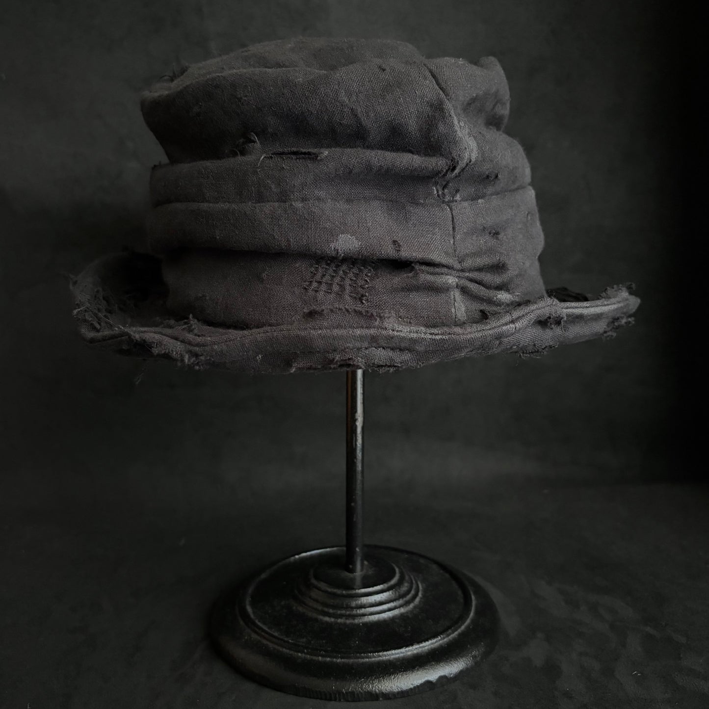 Black linen damage turn bucket hat