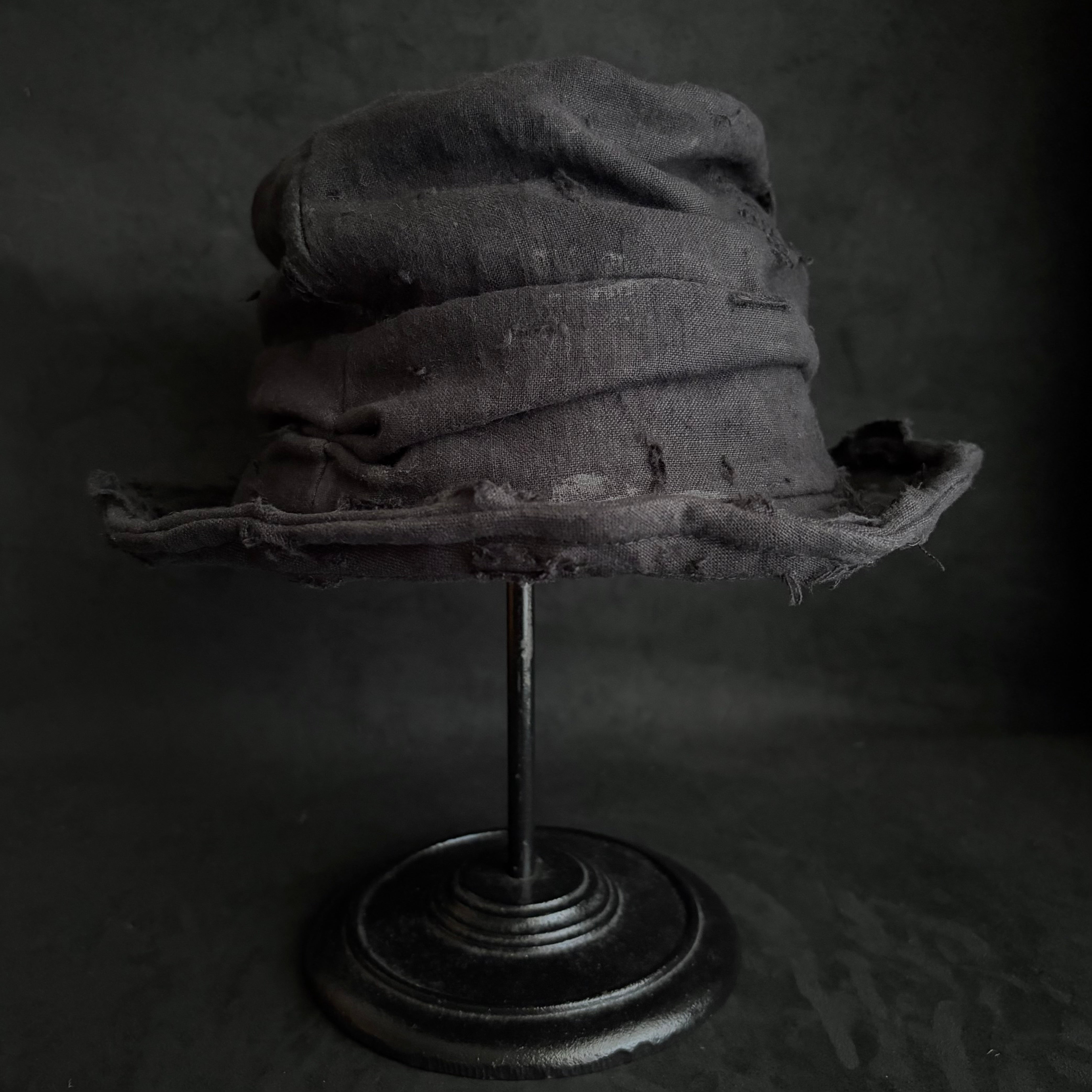 Black linen damage turn bucket hat – triangles hat