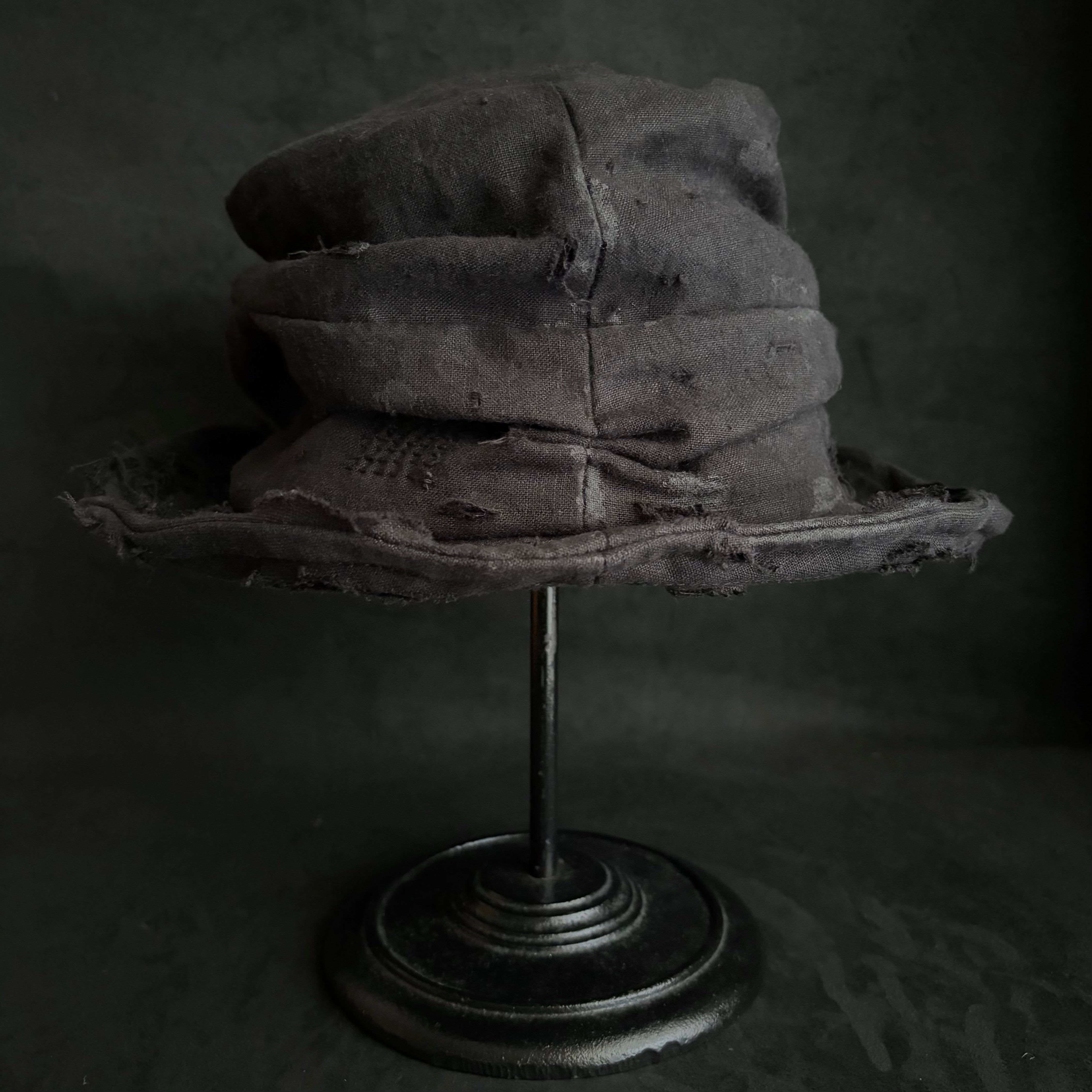Black linen damage turn bucket hat – triangles hat