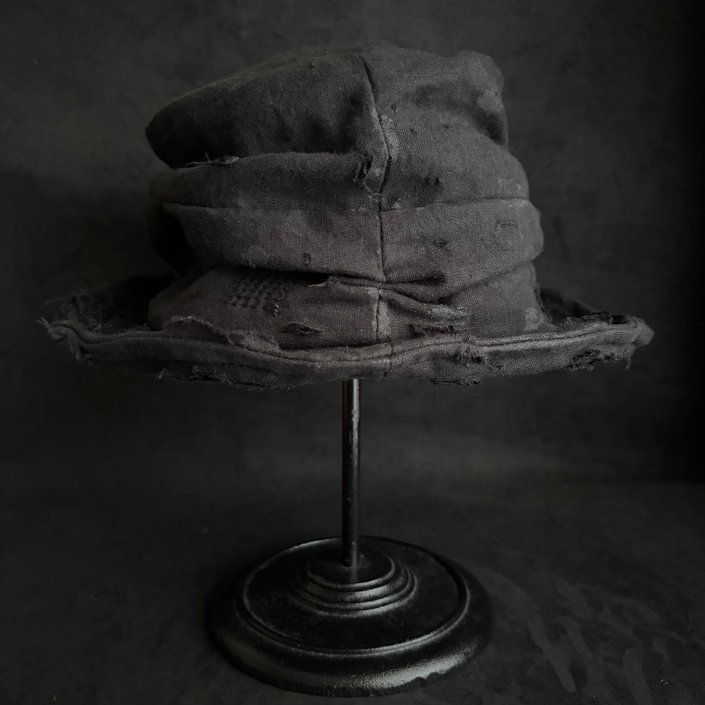 Black linen damage turn bucket hat