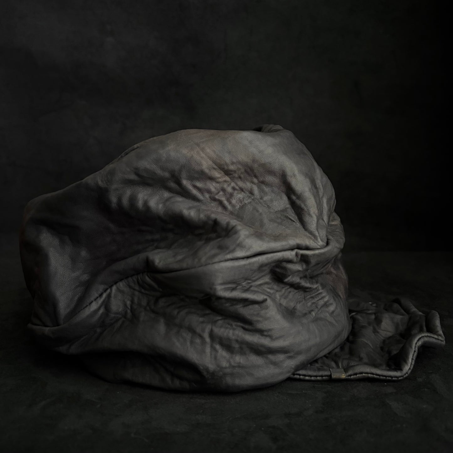 Trash wrinkle leather turn cap