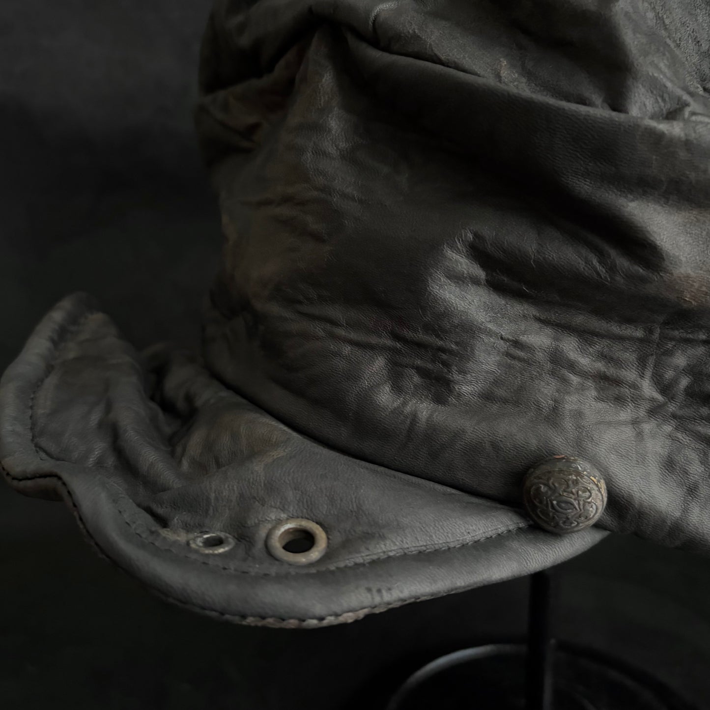 Trash wrinkle leather turn cap