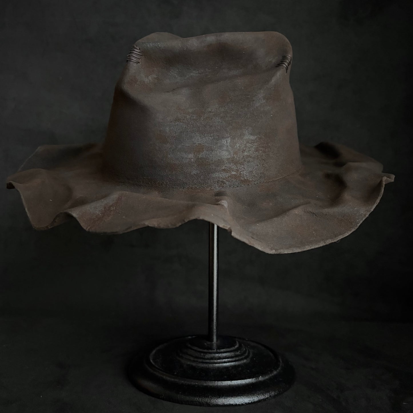 Corrode burned line brim hat