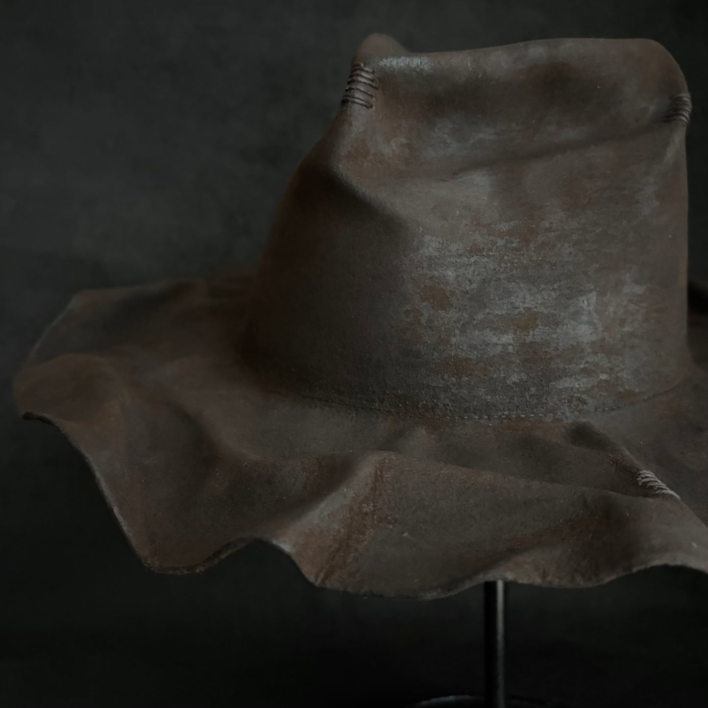 Corrode burned line brim hat