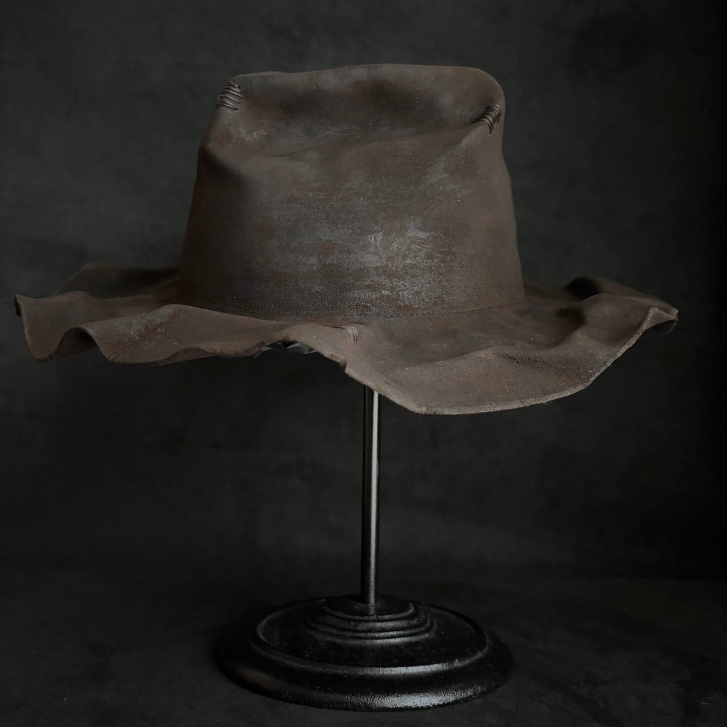 Corrode burned line brim hat