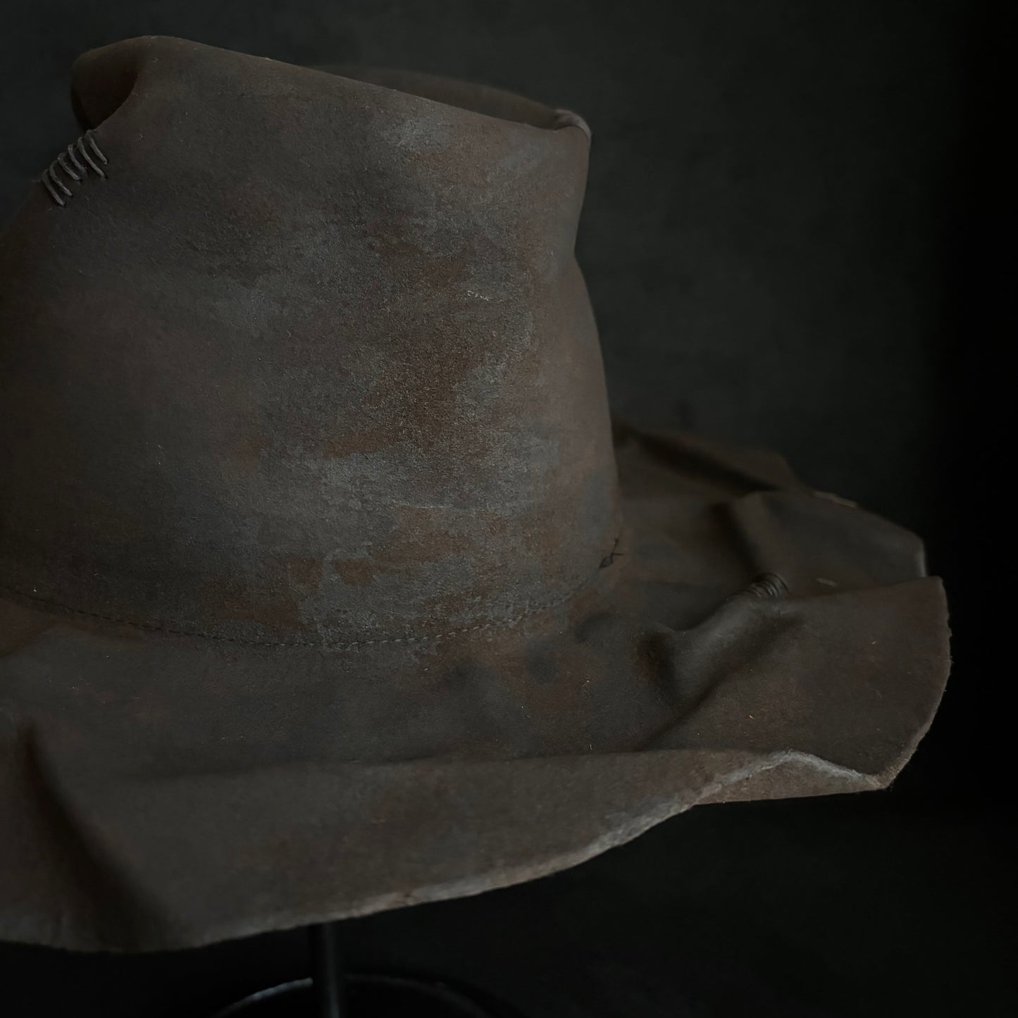 Corrode burned line brim hat