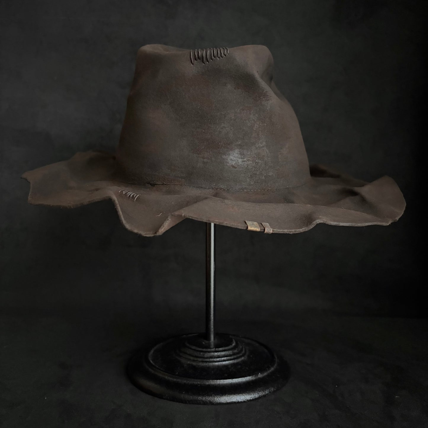 Corrode burned line brim hat