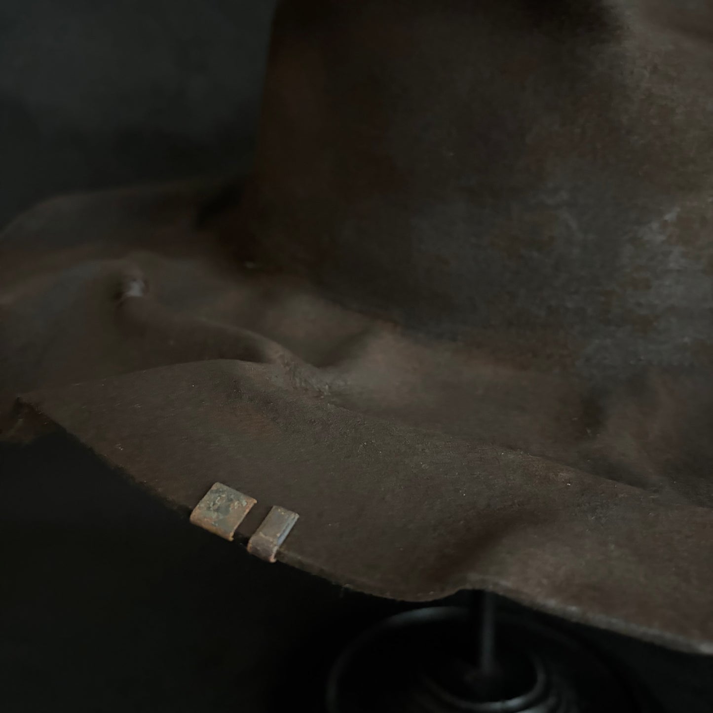 Corrode burned line brim hat