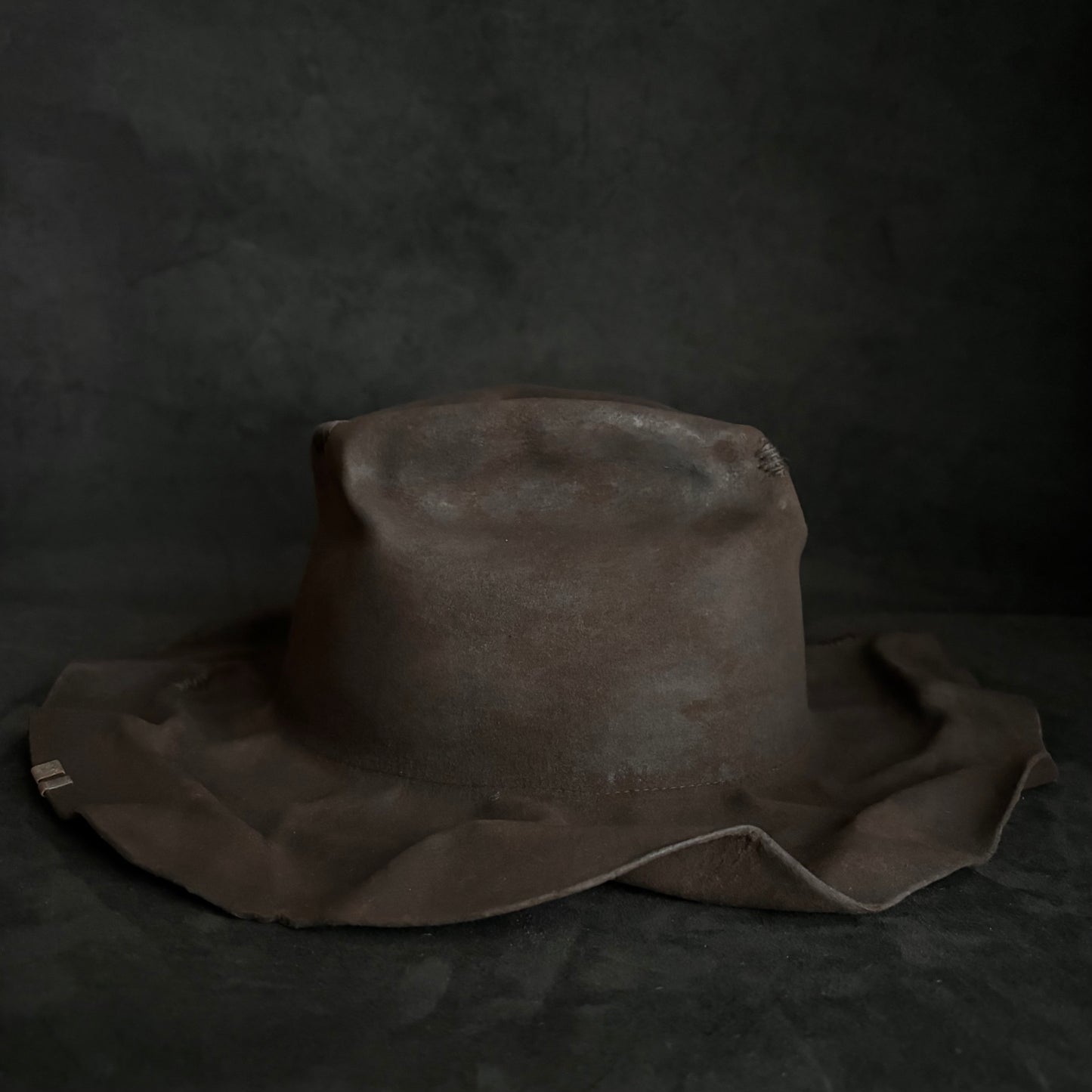 Corrode burned line brim hat
