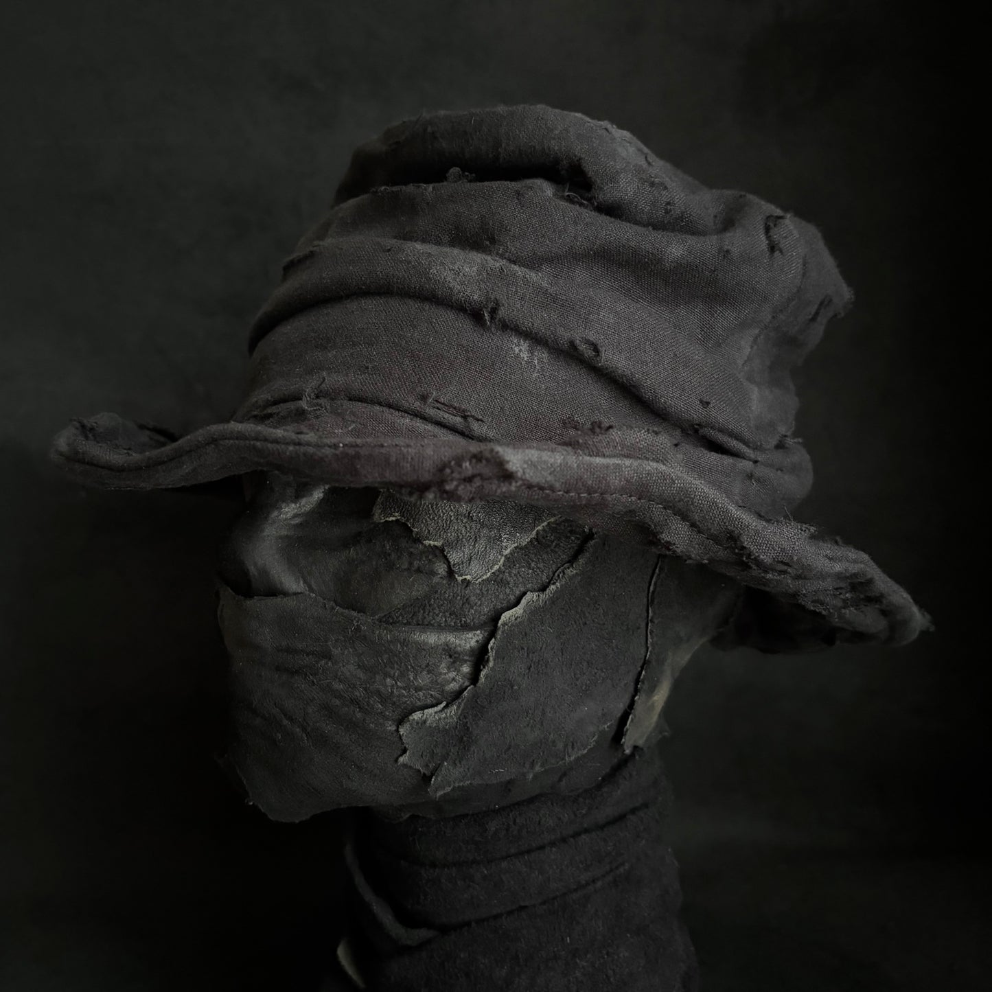 Black linen damage turn bucket hat