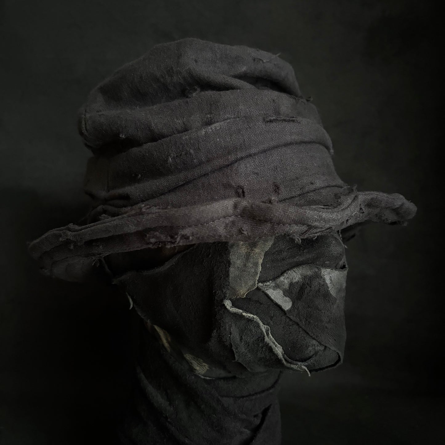 Black linen damage turn bucket hat