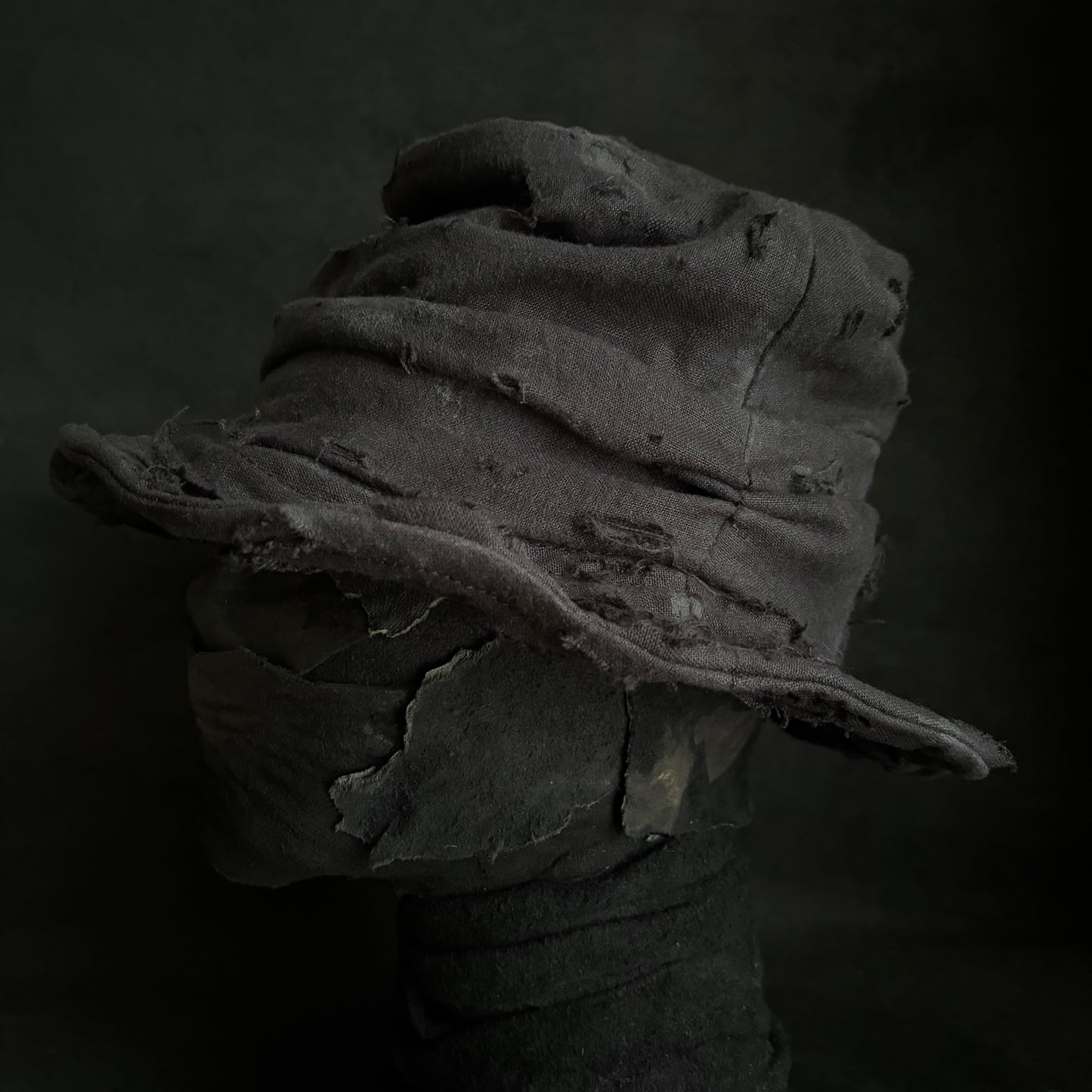 Black linen damage turn bucket hat