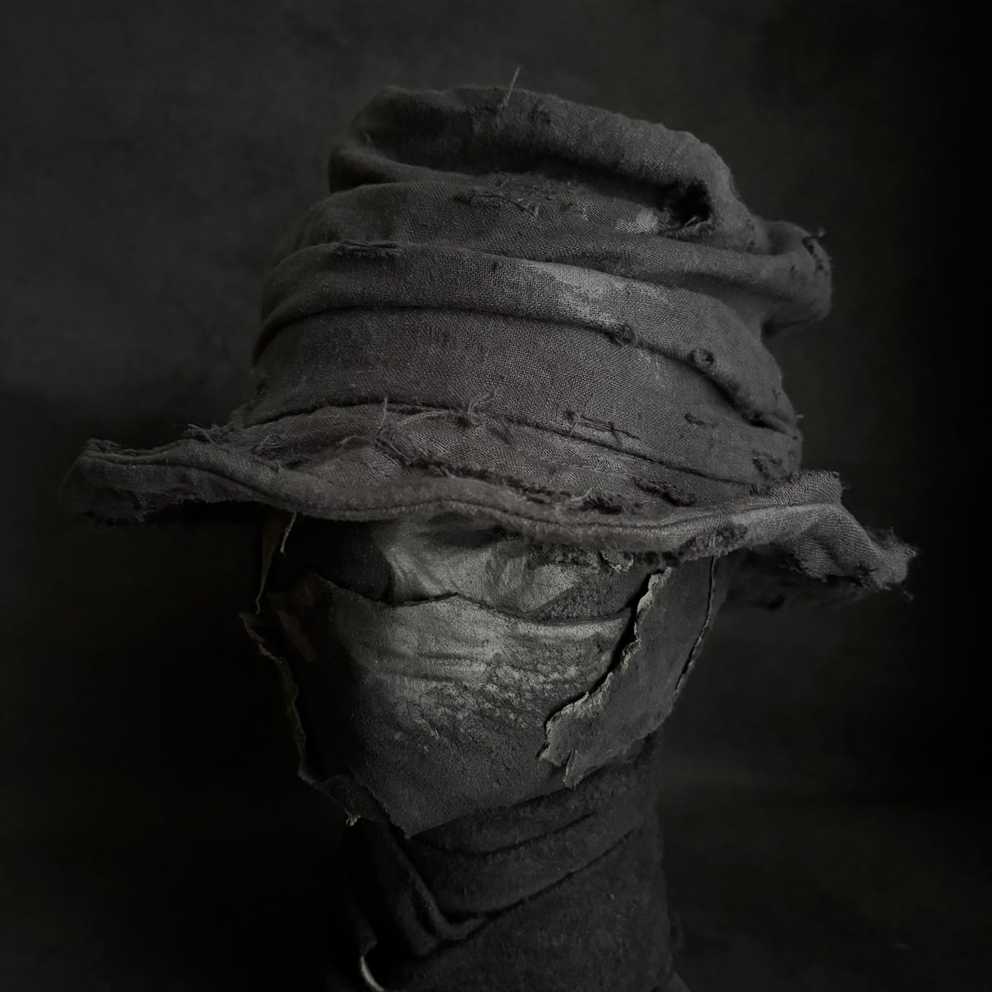 Black linen damage turn bucket hat