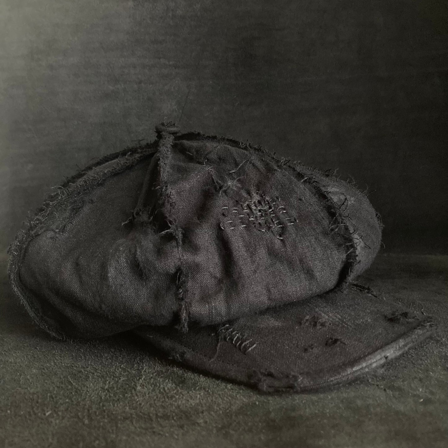 Big volume black linen damage  casquette (brim core)