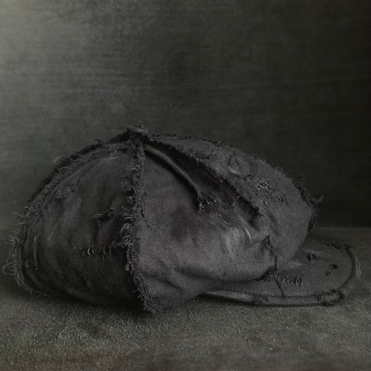Big volume black linen damage  casquette (brim core)