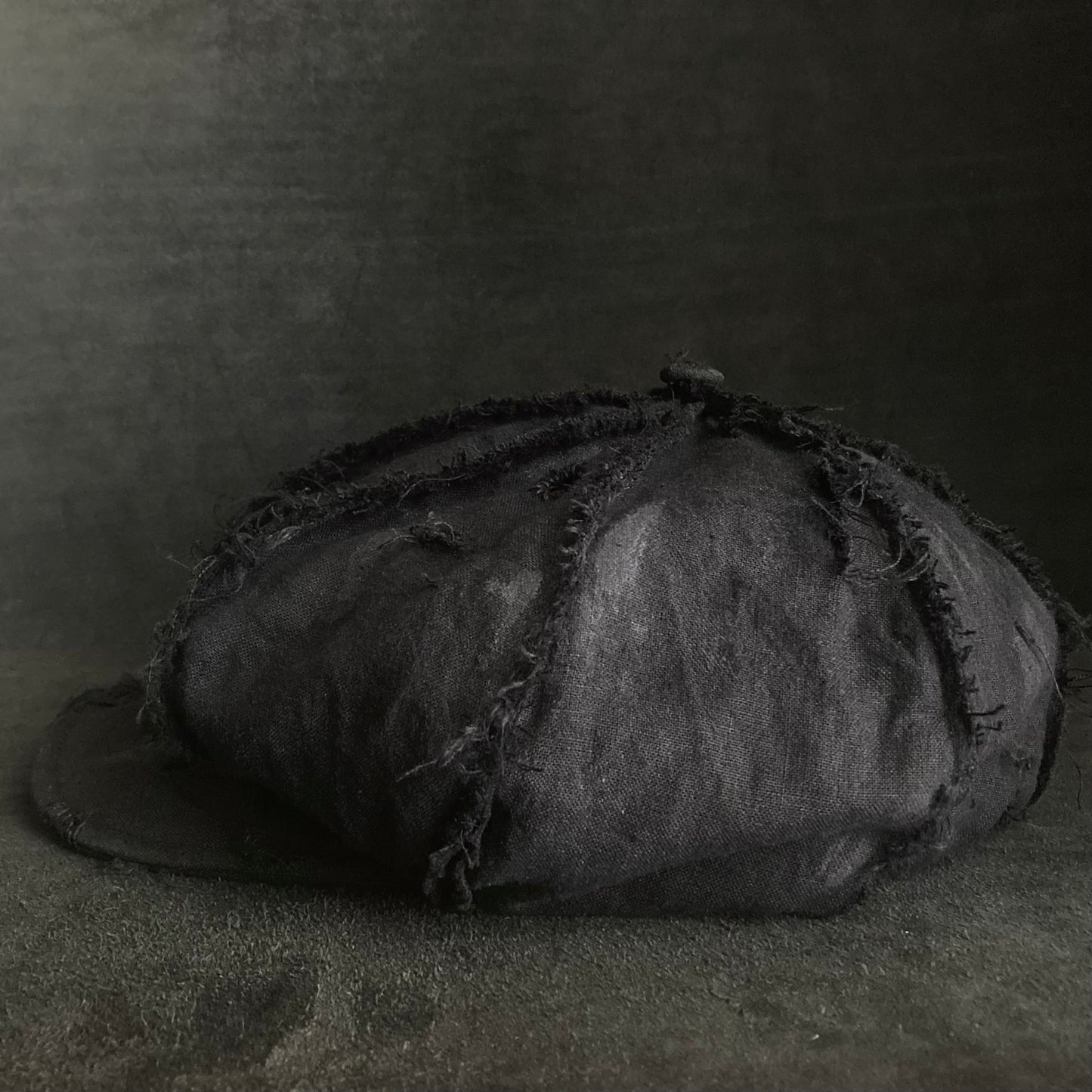Big volume black linen damage  casquette (brim core)