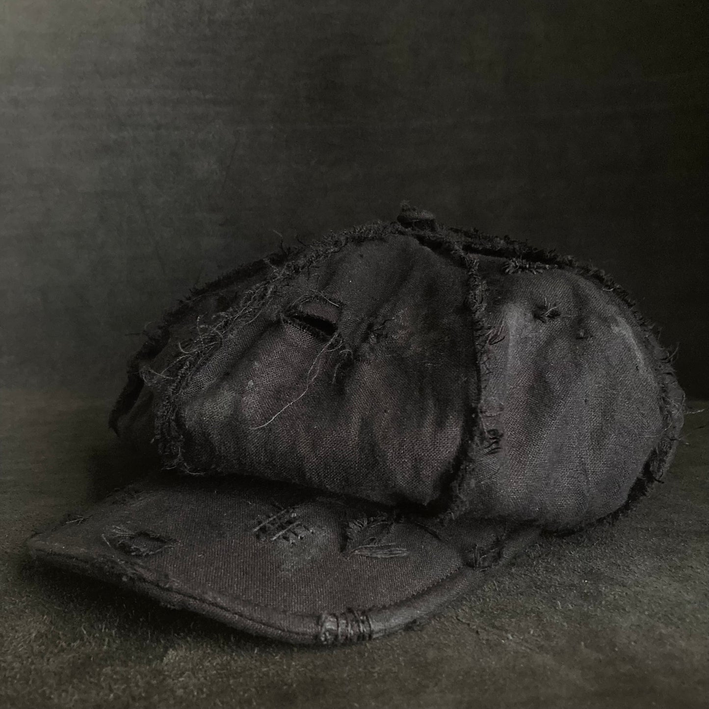 Big volume black linen damage  casquette (brim core)