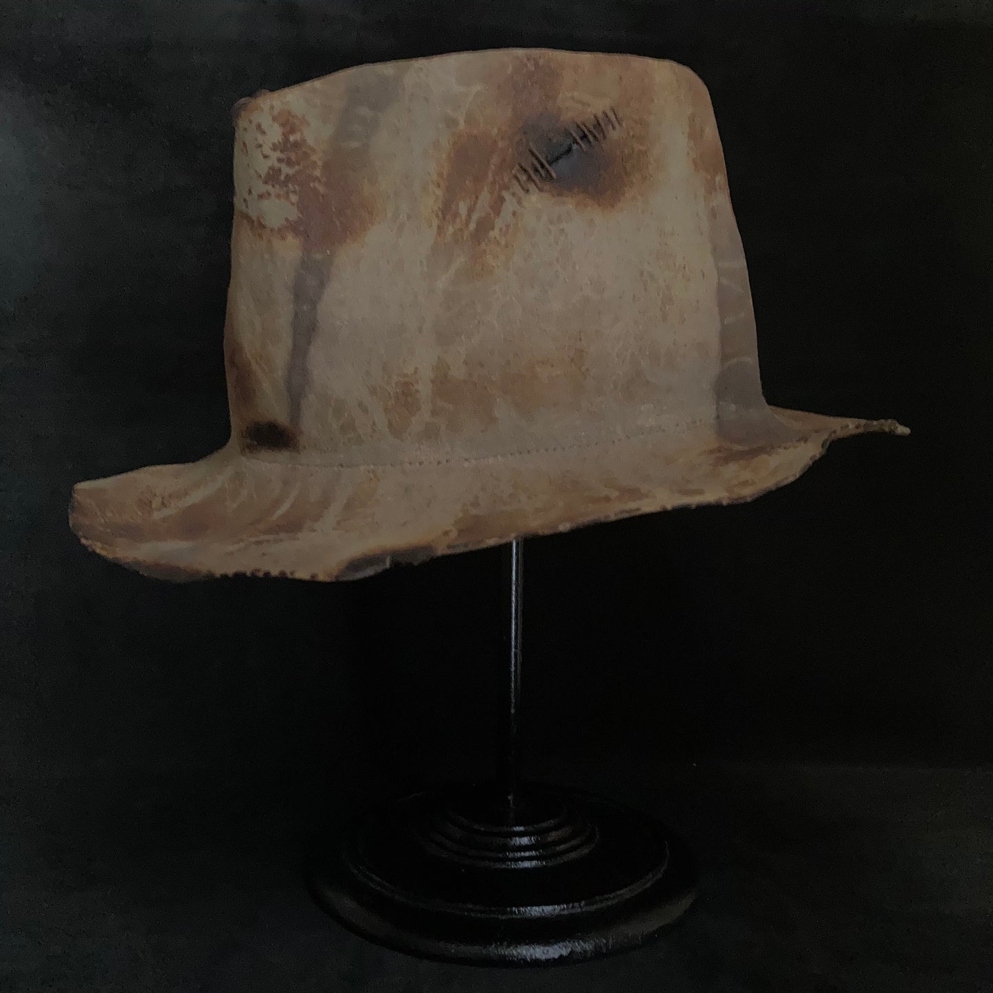 String dye hi-fedora hat