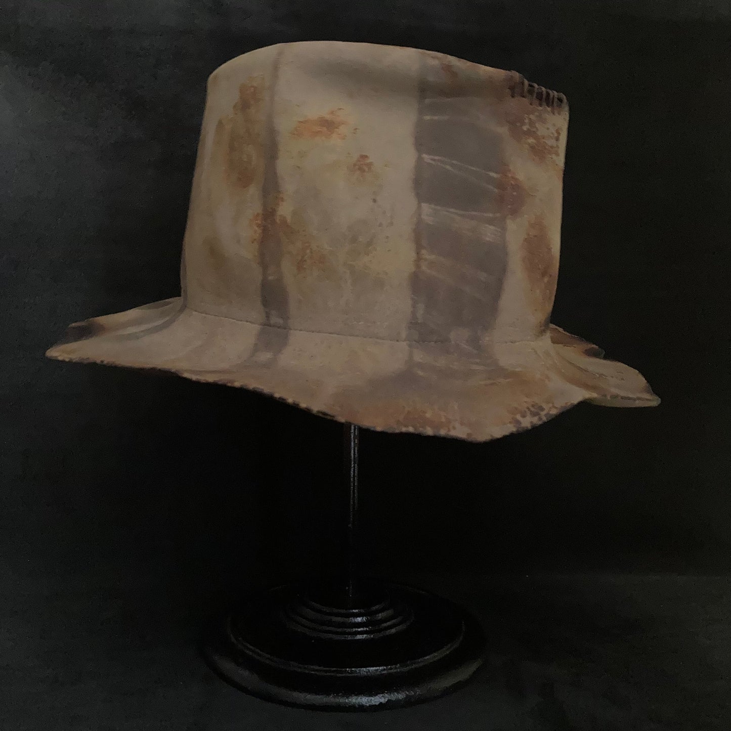 String dye hi-fedora hat