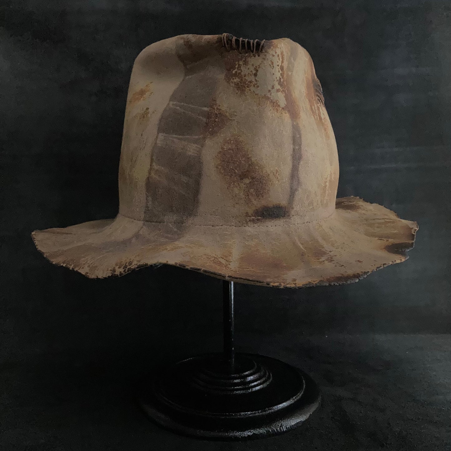 String dye hi-fedora hat