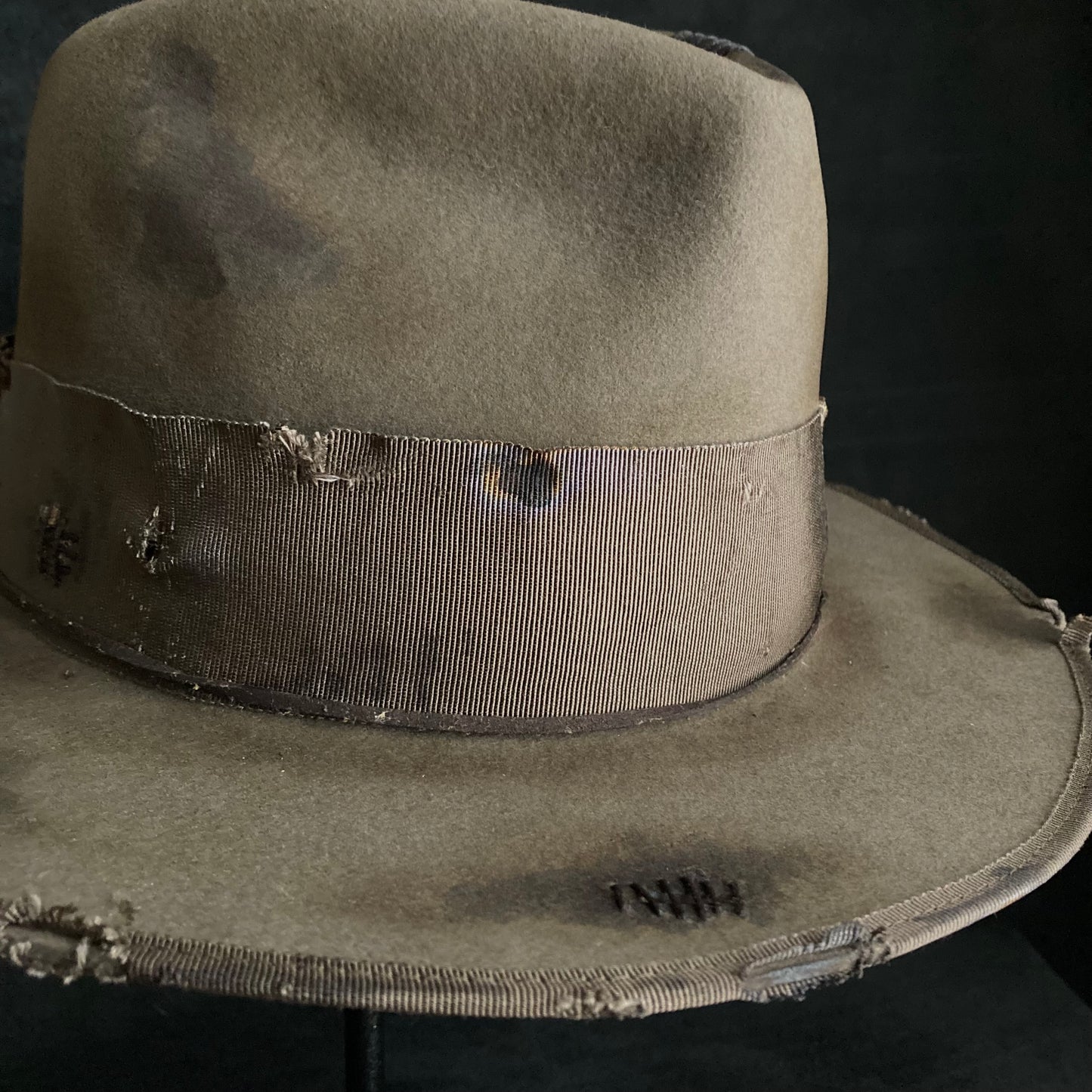 Feel feathers damage fedora hat