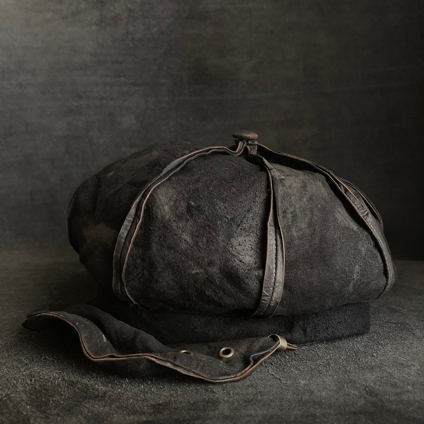 Back side bleach leather casquette